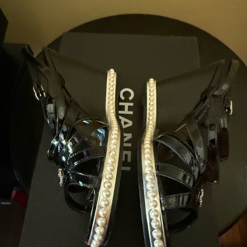 100% CHANEL Black Patent Leather Pearl-Trim Strappy Wedge Sandal Heels 38.5 - Picture 3 of 8